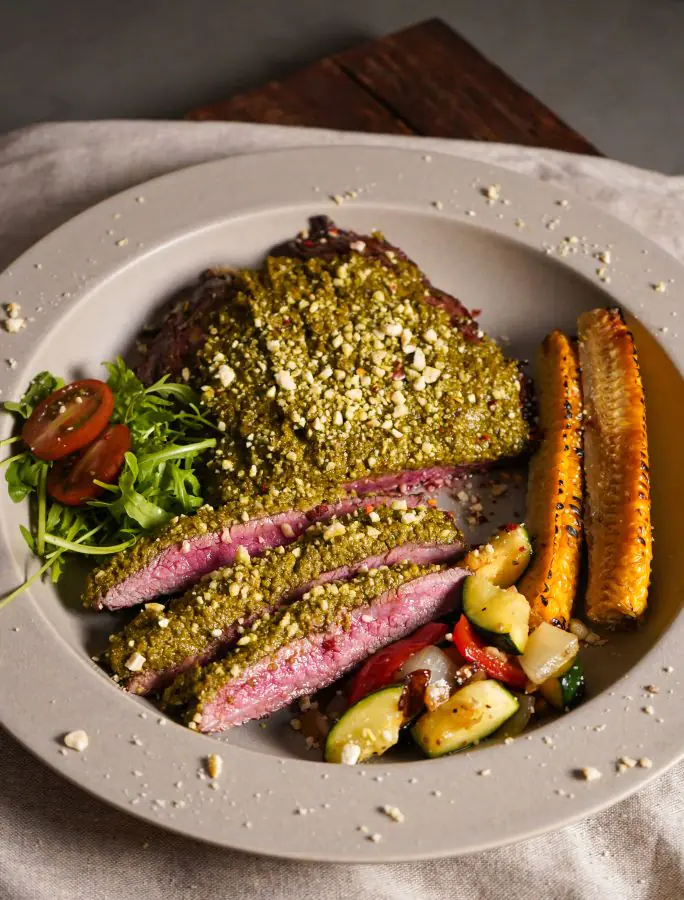 Flanksteak mit Pesto-Nusskruste