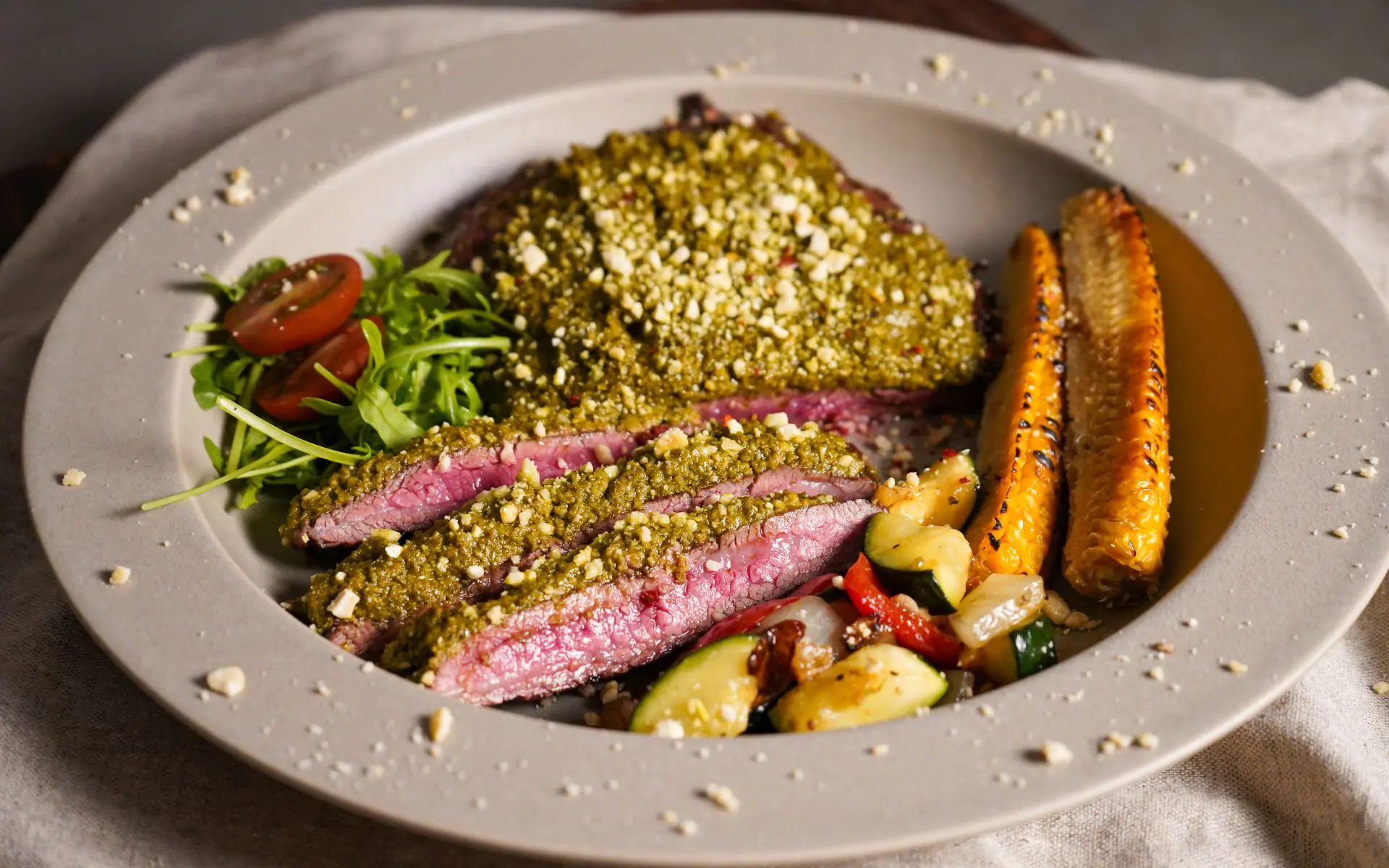 Flanksteak mit Pesto-Nusskruste