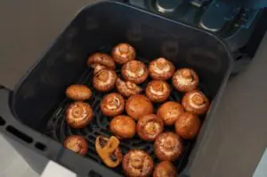 Gegrillte Champignons mit Knoblauch in der Heißluftfritteuse, goldbraun gegart mit karamellisierter Oberfläche