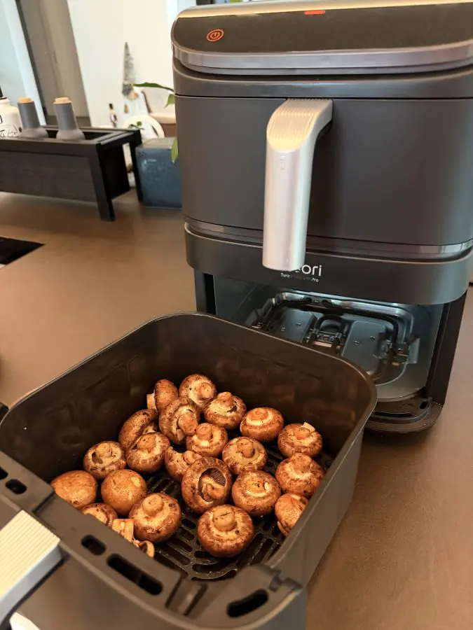 Die Champignons werden im COSORI Turbo Tower Pro Smart zubereitet
