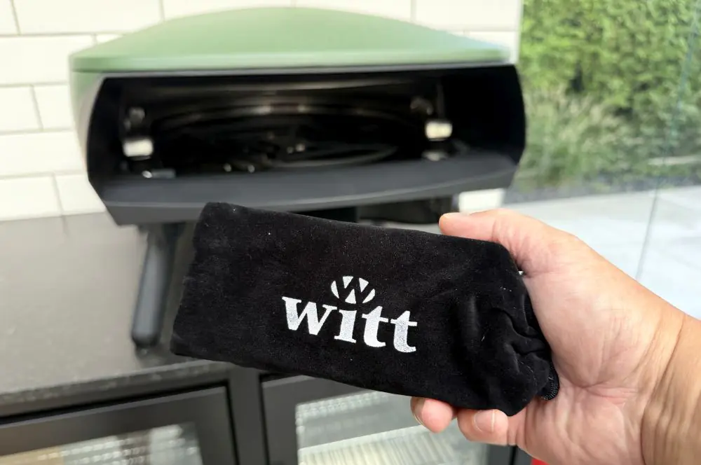 Das digitale Dispay ist in einem Samtsäckchen verpackt