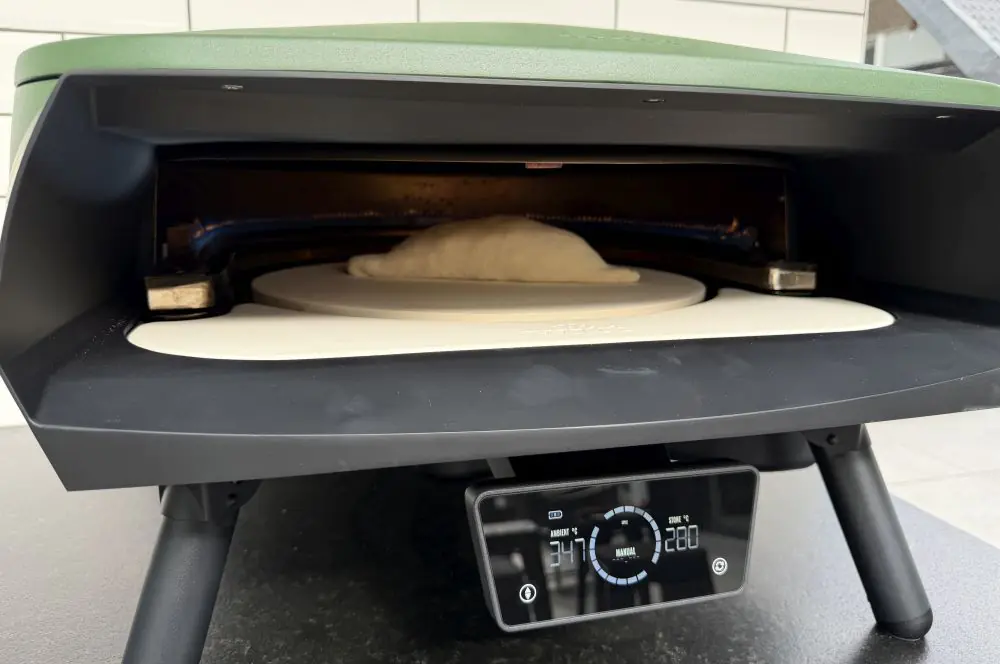 Calzone-Pizza im Witt Etna Rotante Control Pizzaofen