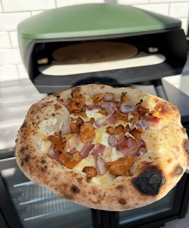 Neapolitanische Pizza aus dem Witt Etna Rotante 16" Control Pizzaofen