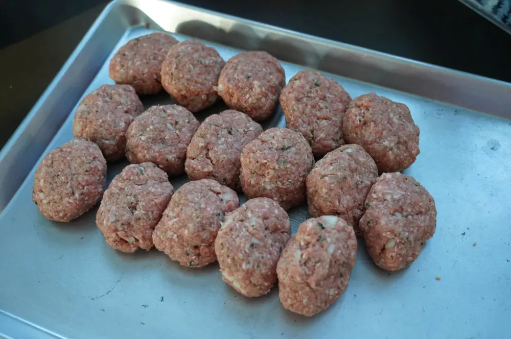 Die Frikadellen werden geformt (hier 16 Frikadellen aus 1 kg Hackfleisch)
