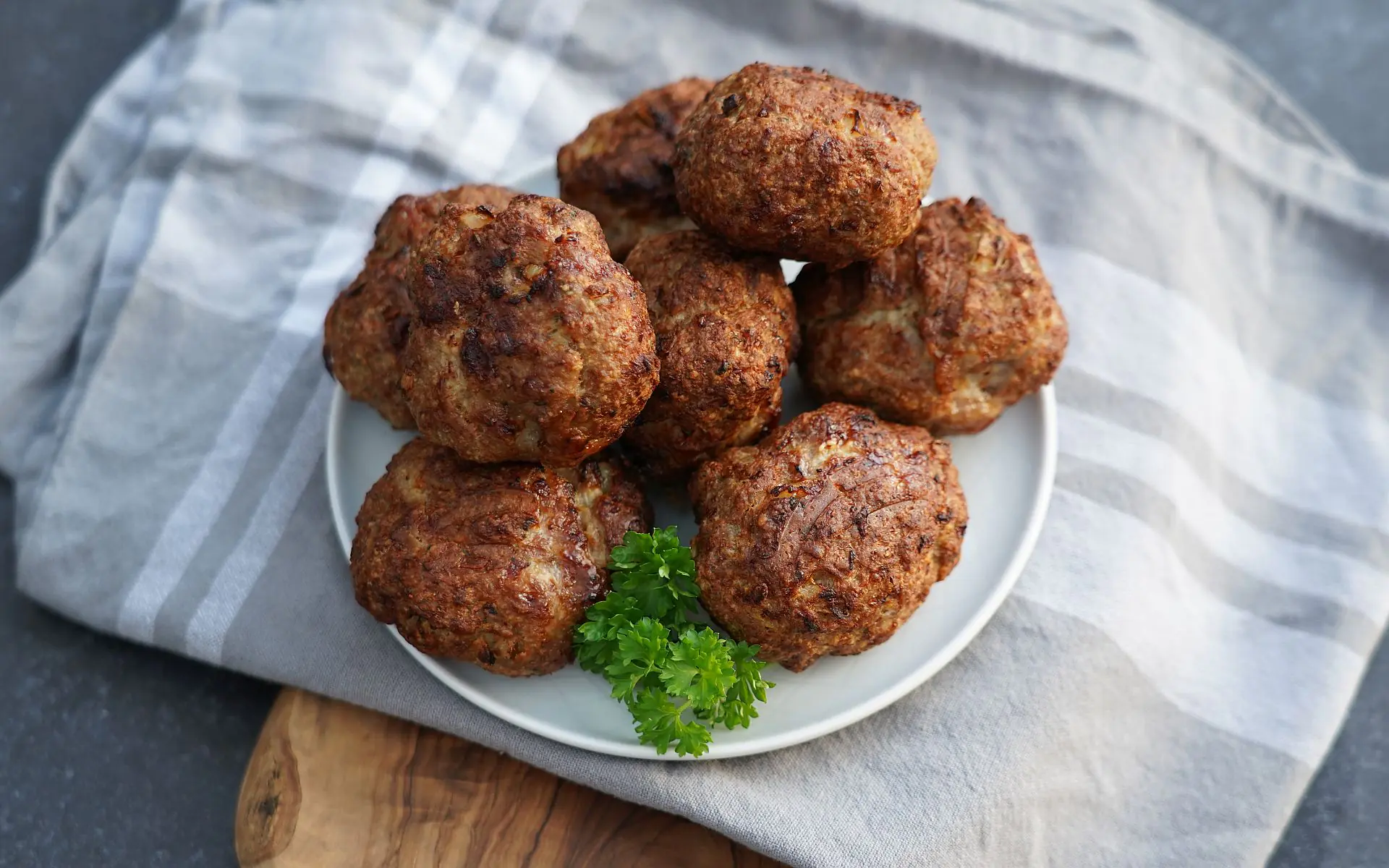 Frikadellen Heißluftfritteuse – saftig & ohne Fettspritzer