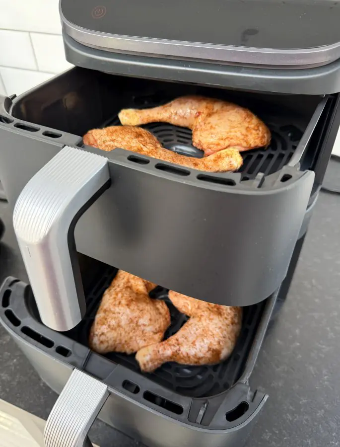 Die Hähnchenschenkel werden im COSORI Turbo Tower Pro zubereitet