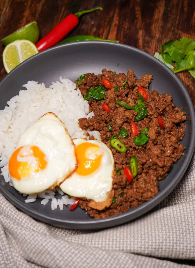 Pad Kra Pao - Gebratenes Hackfleisch mit Basilikum & Chili