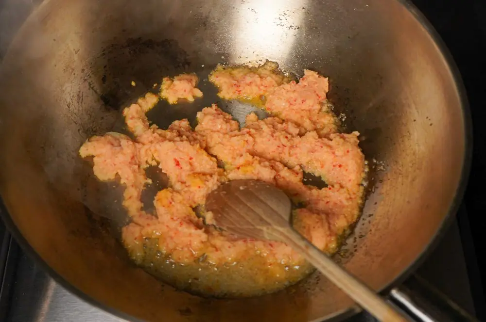 Die Knoblauch-Chili-Zwiebelpaste wird angeröstet