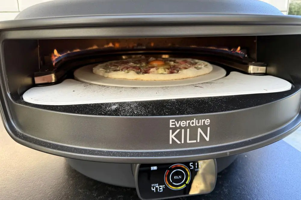 Die Pizza Carbonara wird im Everdure KILN DR Pizzaofen gebacken