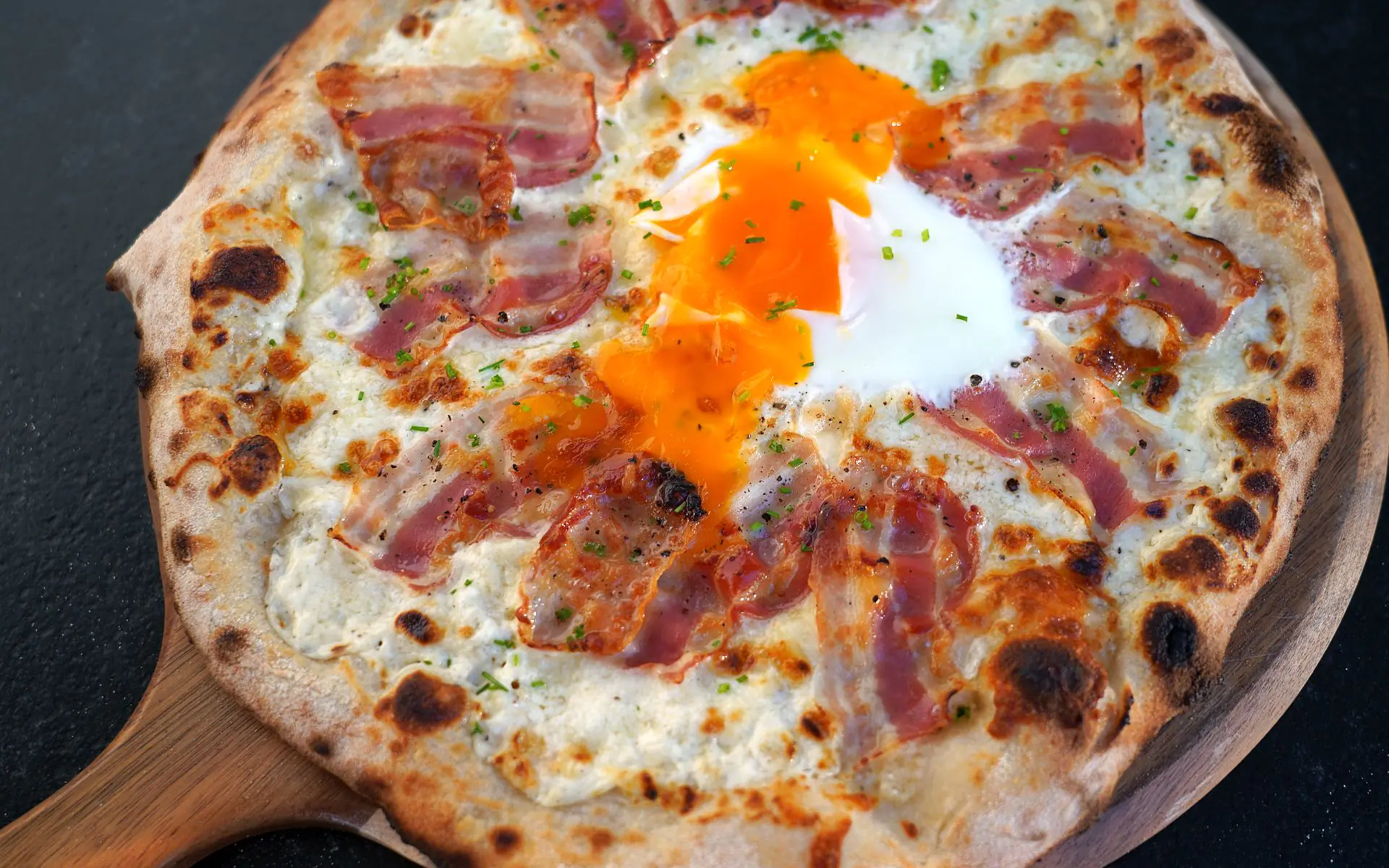 Pizza Carbonara mit Spiegelei