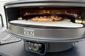Frutti-di-Mare-Pizza mit Meeresfrüchten im Everdure Kiln Pizzaofen bei etwa 250°C beim Garen