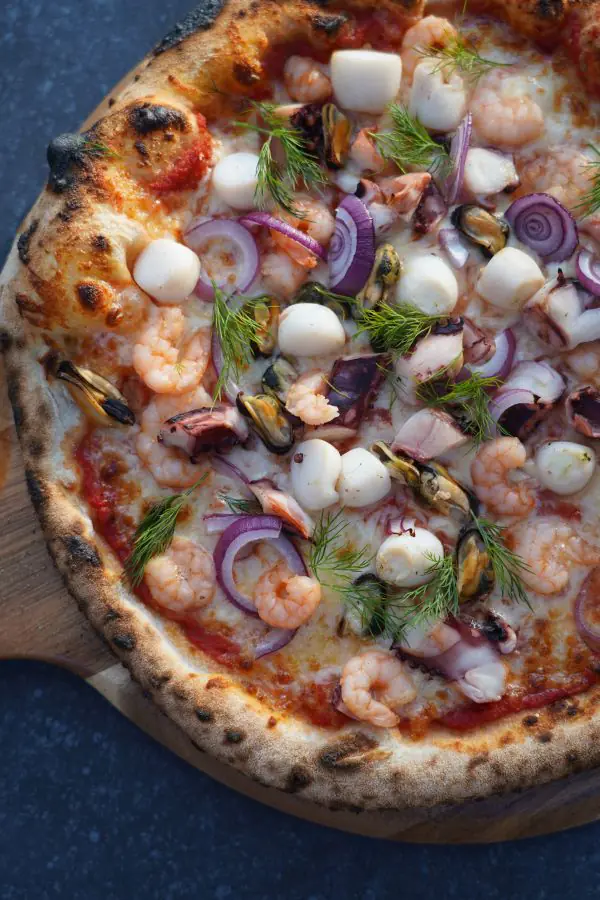 Pizza Frutti di Mare mit Garnelen, Oktopus und Muscheln