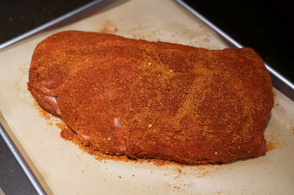 Der Schweinenacken wird mit BBQPit-Pork gewürzt
