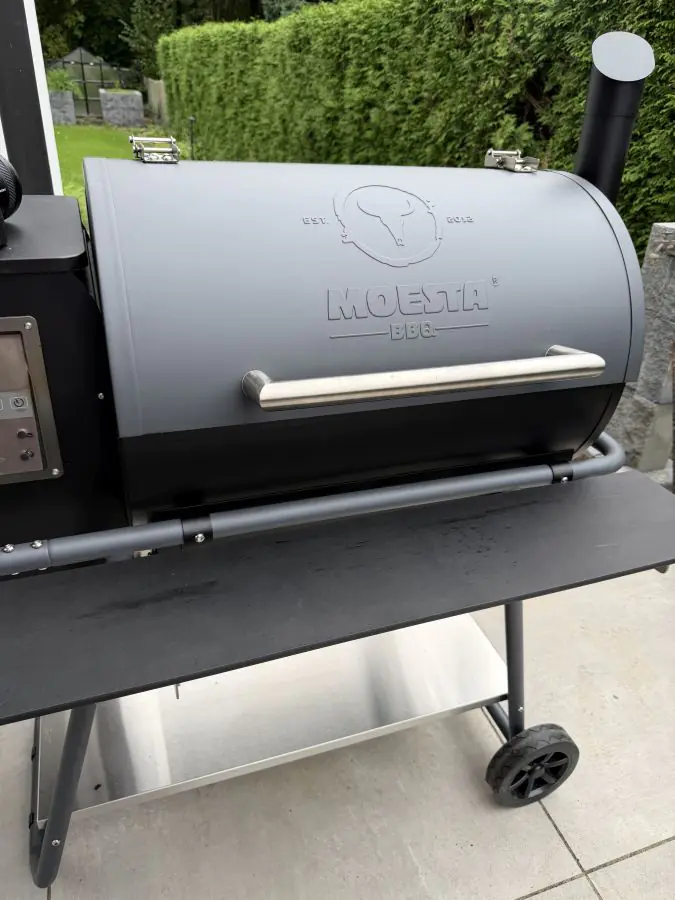 Das Pulled Pork wird im Moesta-BBQ Sheriff Pelletgrill zubereitet