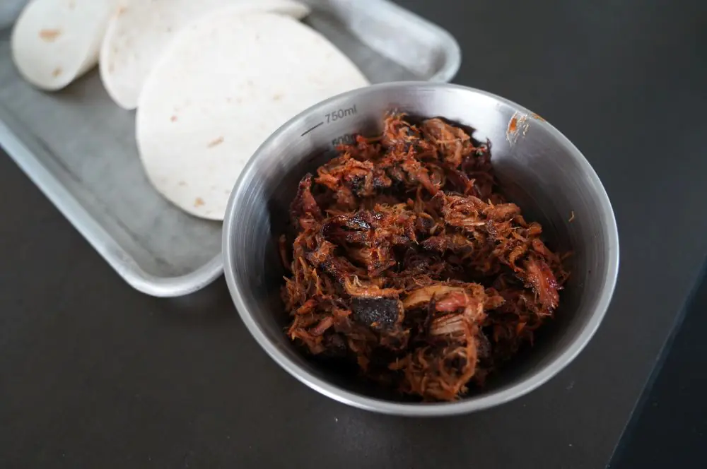 Das Pulled Pork wird mit BBQ-Sauce vermischt