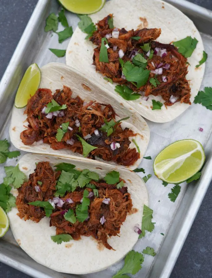 Pulled Pork Tacos mit roter Zwiebel, Limette und Koriander