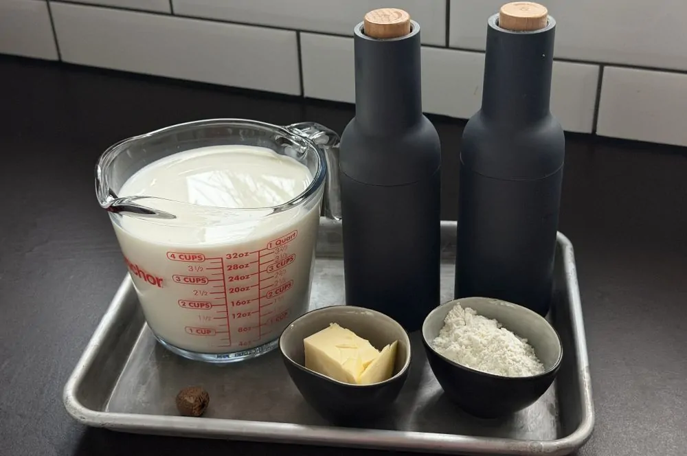 Alle Zutaten für die Béchamelsauce auf einen Blick