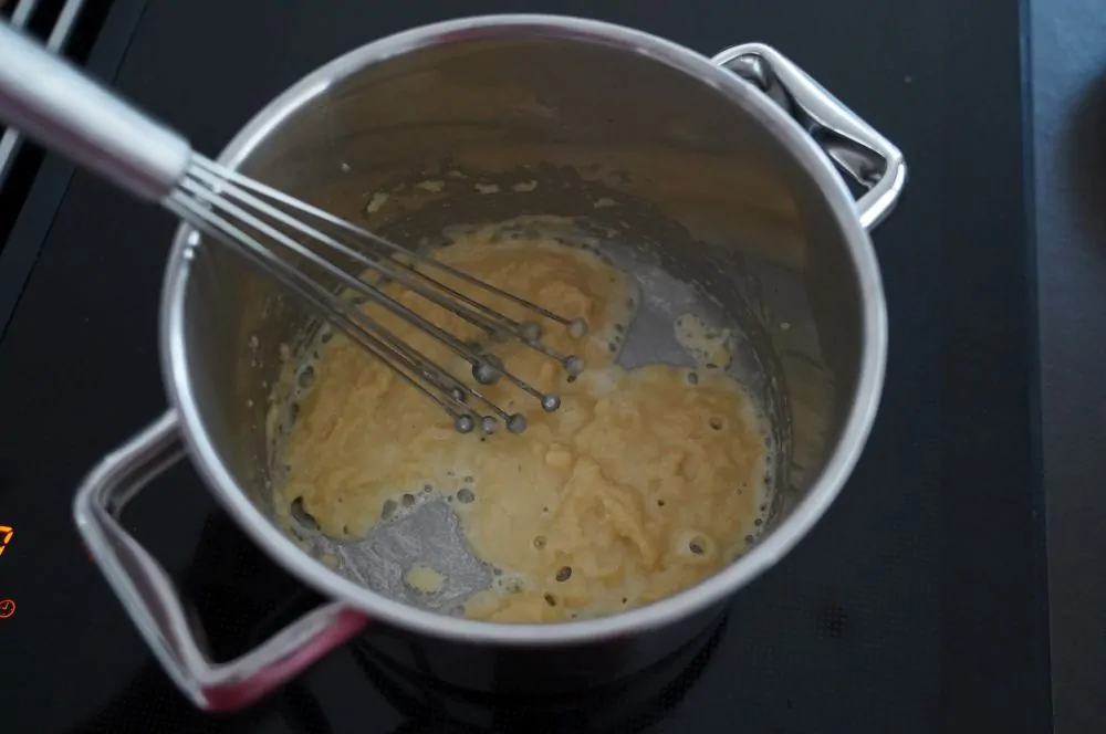 Die Mehlschwitze wird ca. 4 Minuten angeschwitzt