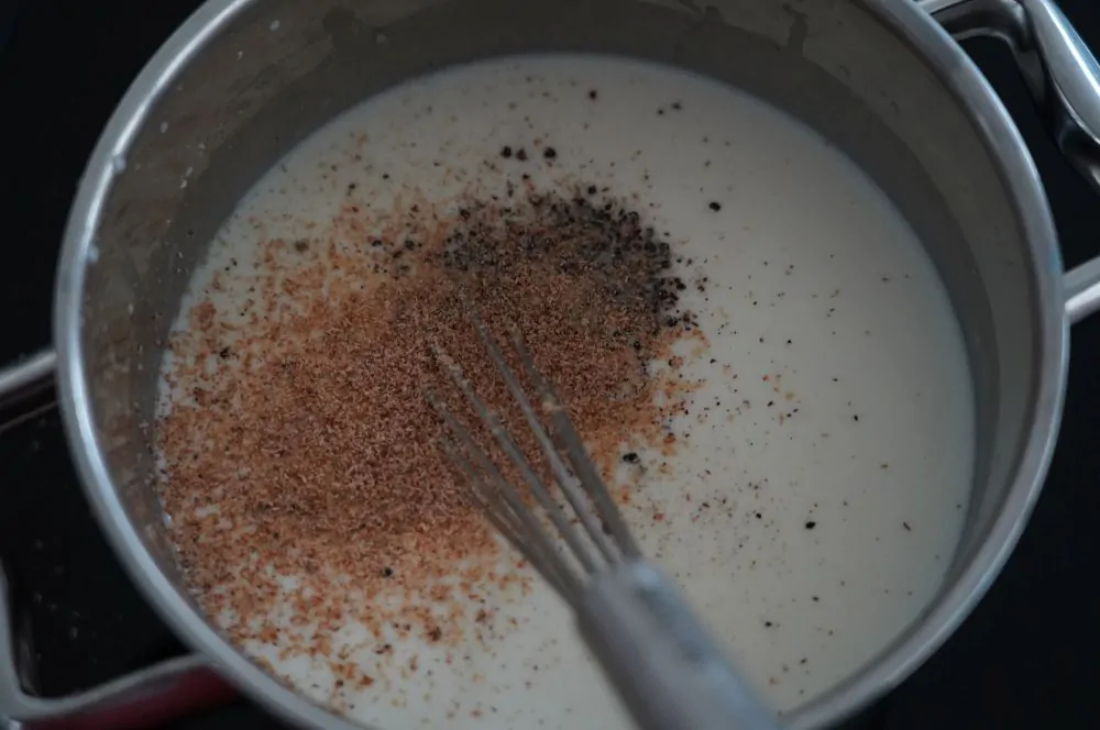 Die Béchamelsauce wird gewürzt