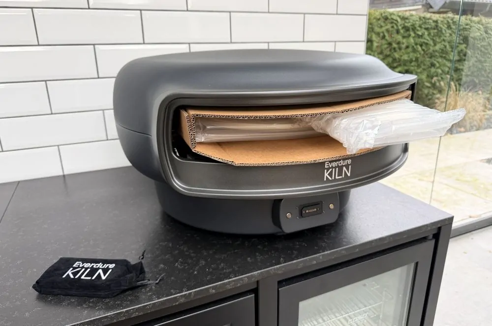 Der Everdure KILN DR wird aufgestellt