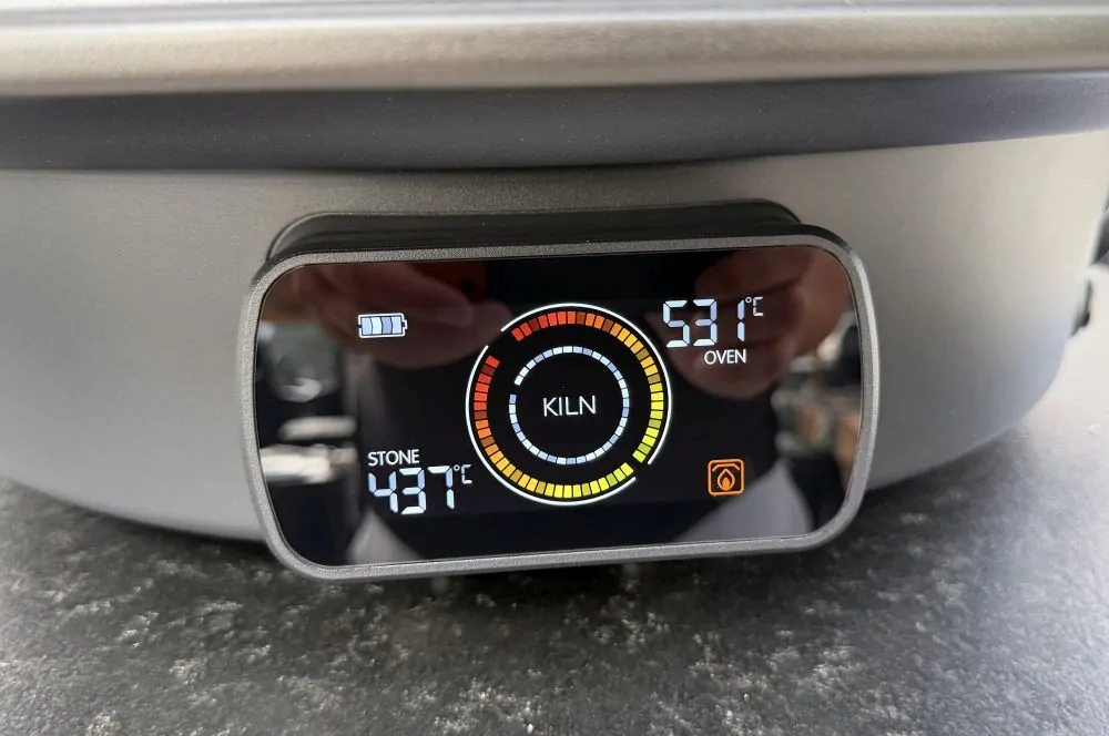 Das digitale Display des Everdure KILN DR Pizzaofens