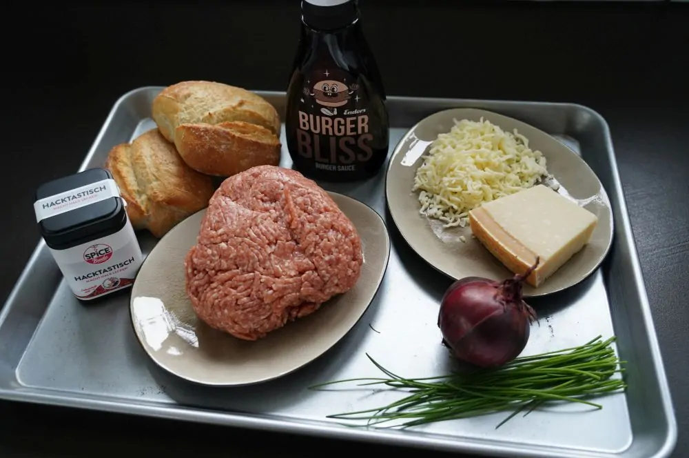 Alle Zutaten für gegrillte Mettbrötchen auf einen Blick
