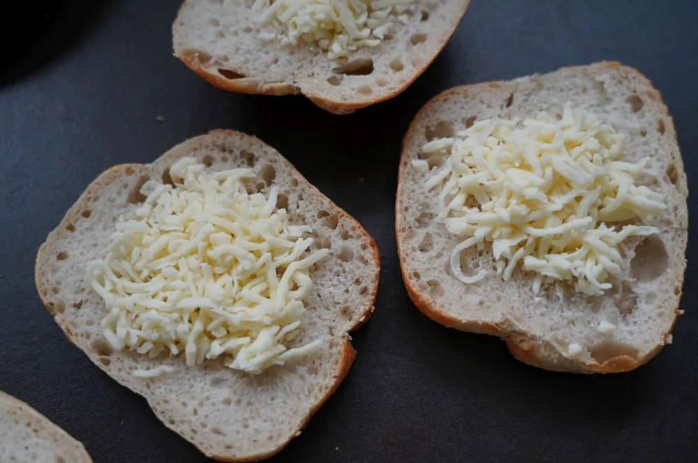 Die Brötchen werden mit geriebenem Mozzarella gefüllt