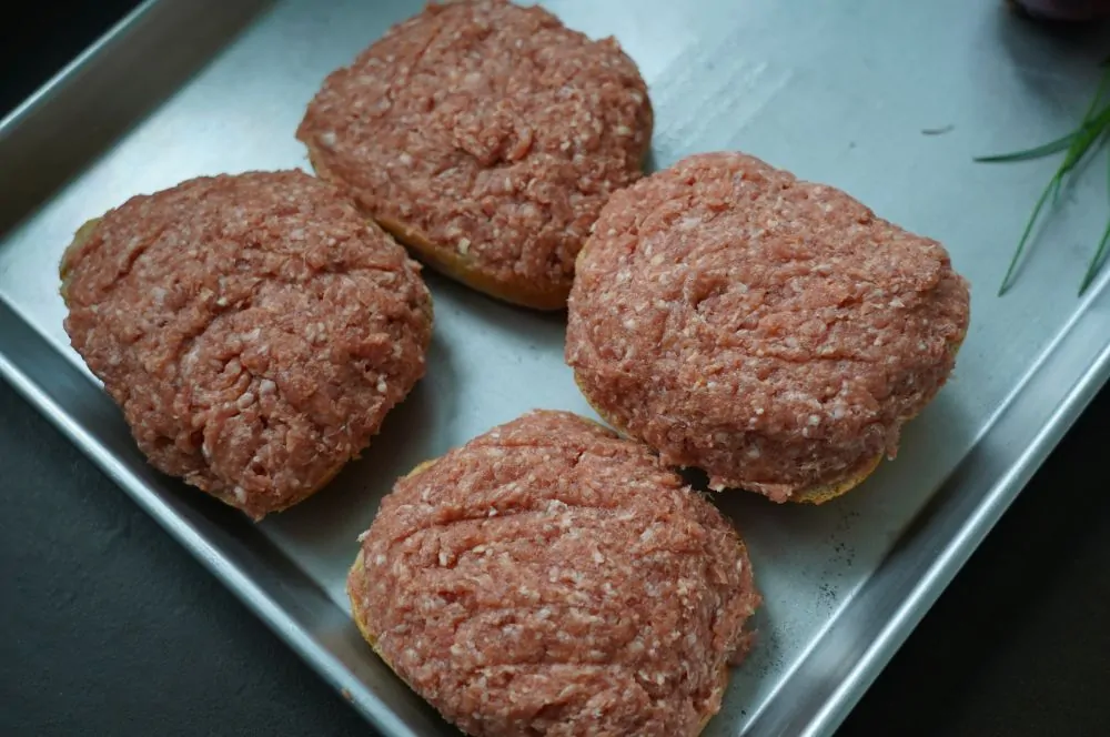 Das Mett wird auf den Brötchen verteilt
