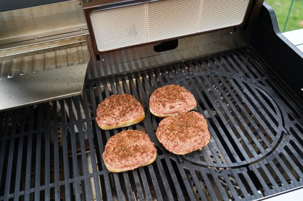 Die Mettbrötchen werden zunächst indirekt gegrillt
