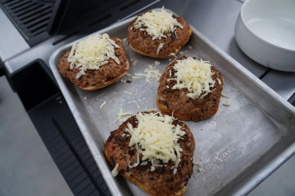 Die Mettbrötchen werden mit Käse bestreut