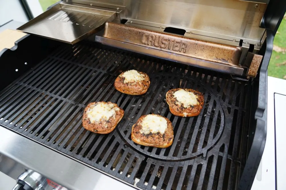 Die Mettbrötchen werden mit dem Cruster gratiniert