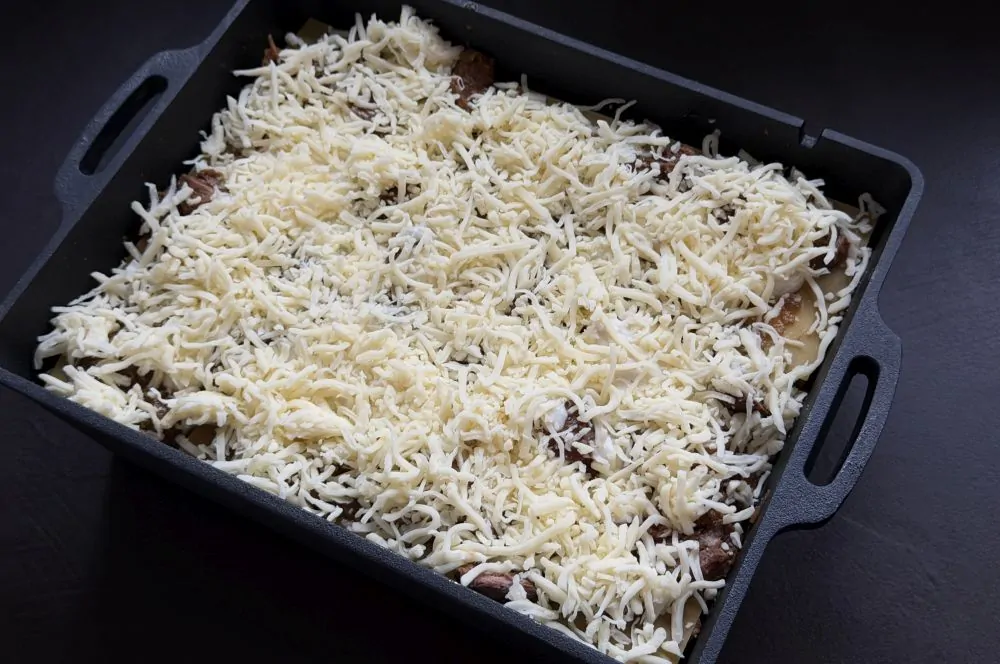 Gulasch-Lasagne - Das herzhaft überbackene Schmorgericht 7 Die Gulasch-Lasagne ist fertig geschichtet