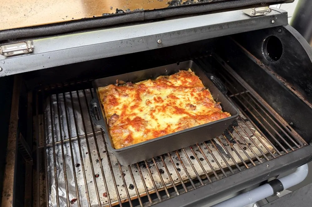 Gulasch-Lasagne - Das herzhaft überbackene Schmorgericht 8 Die Gulasch-Lasagne wird im Moesta-BBQ Sheriff Pelletgrill gebacken
