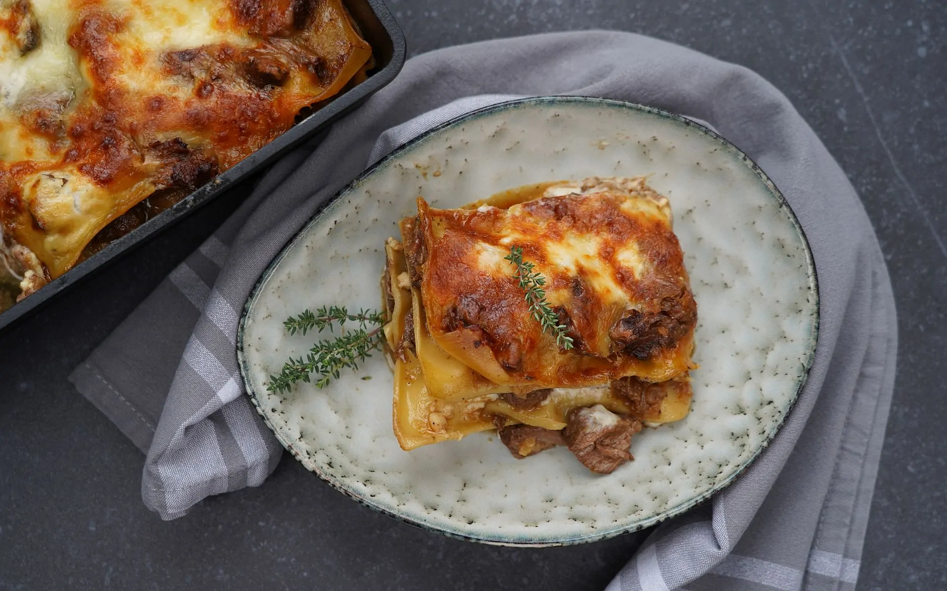 Gulasch-Lasagne - Das herzhaft überbackene Schmorgericht