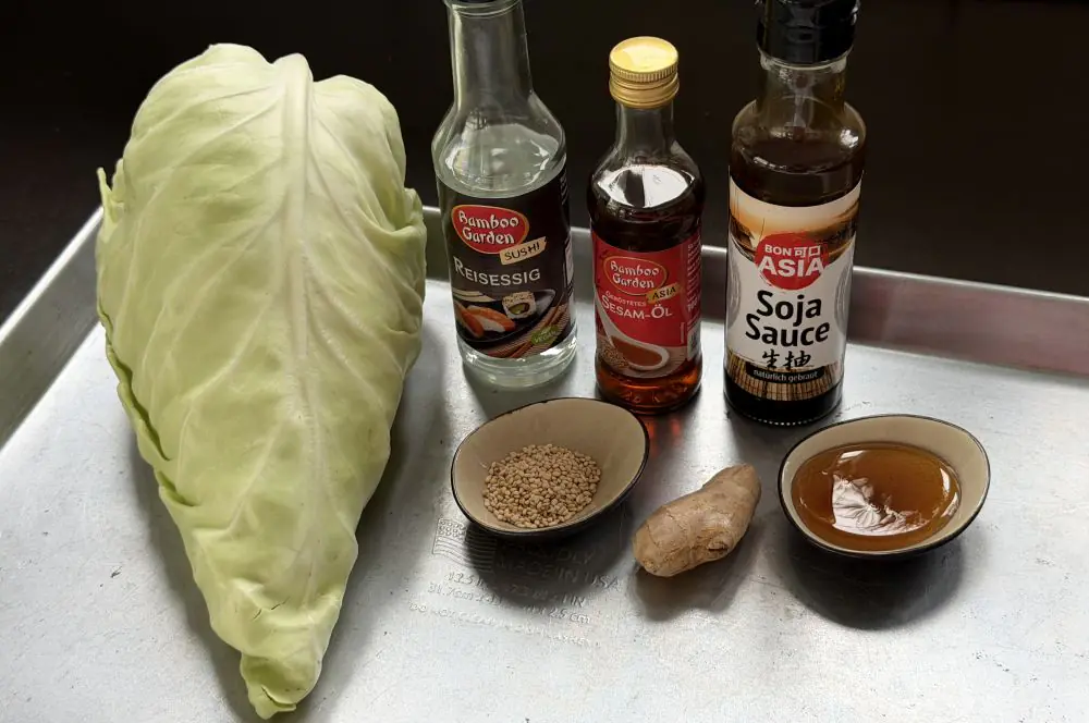Alle Zutaten für japanischen Krautsalat auf einen Blick