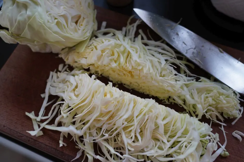 Der Spitzkohl wird fein geschnitten