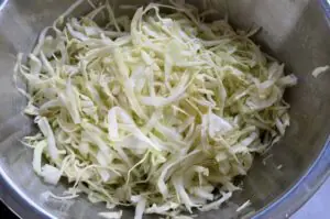 Gehackter Kohl in einer Metallschüssel für Japanischen Krautsalat