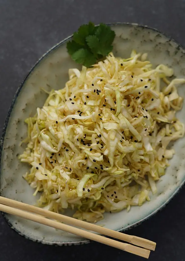 Japanischer Krautsalat mit geröstetem Sesam