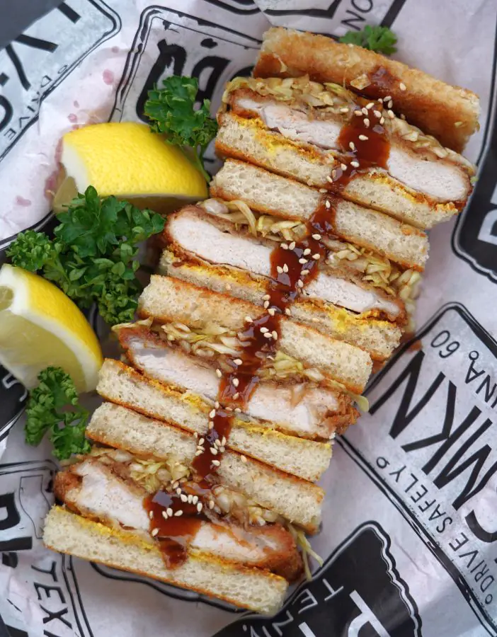 Das Katsu Sando wird serviert