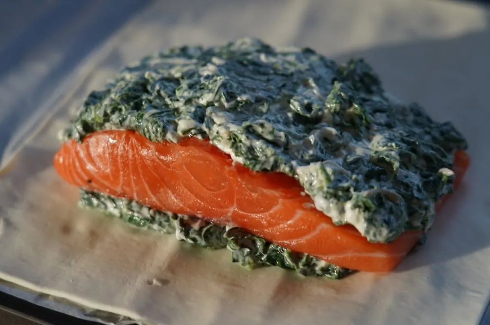 Die restliche Frischkäse-Spinatmischung kommt auf das Lachsfilet