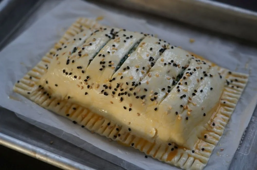 Das Lachsfilet im Blätterteig ist bereit für den Grill