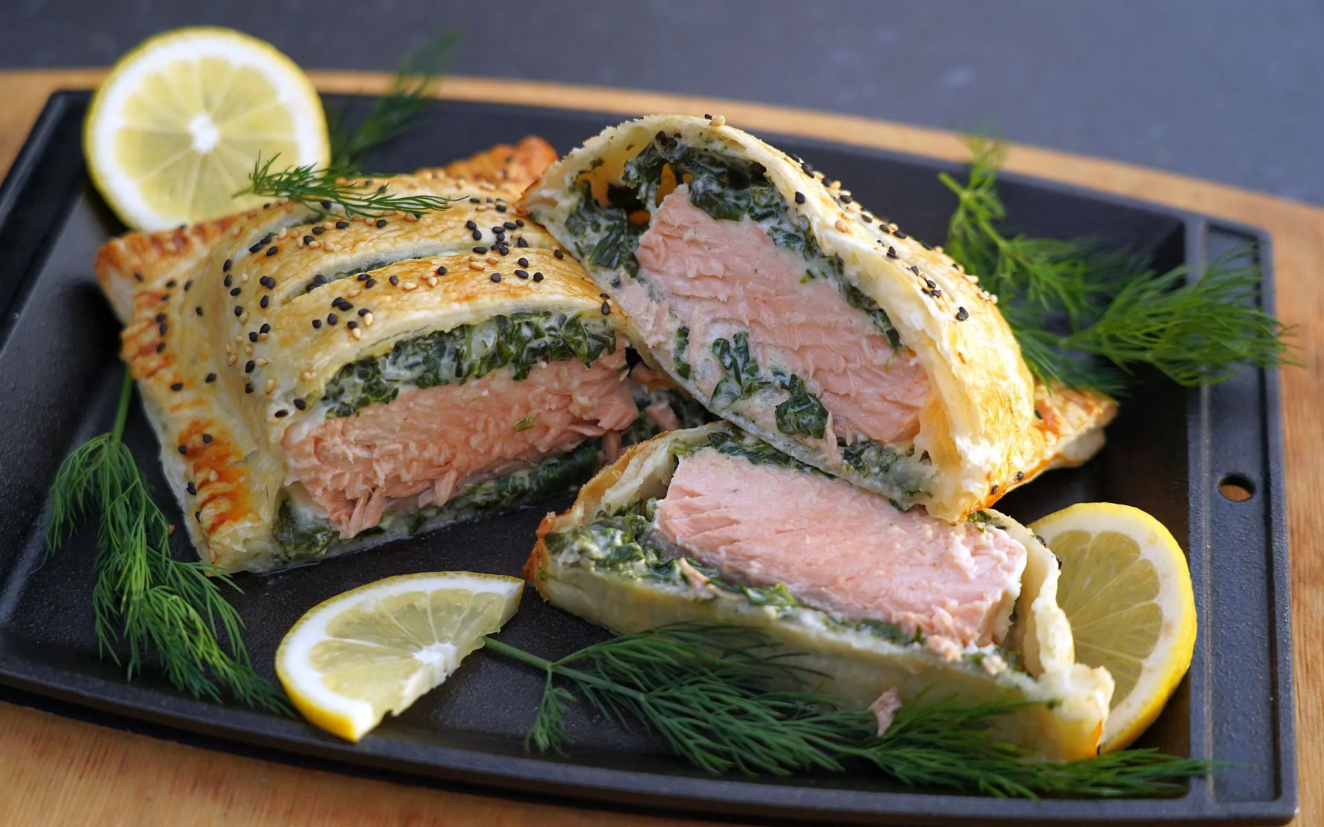 Lachsfilet im Blätterteig mit Spinat und Frischkäse