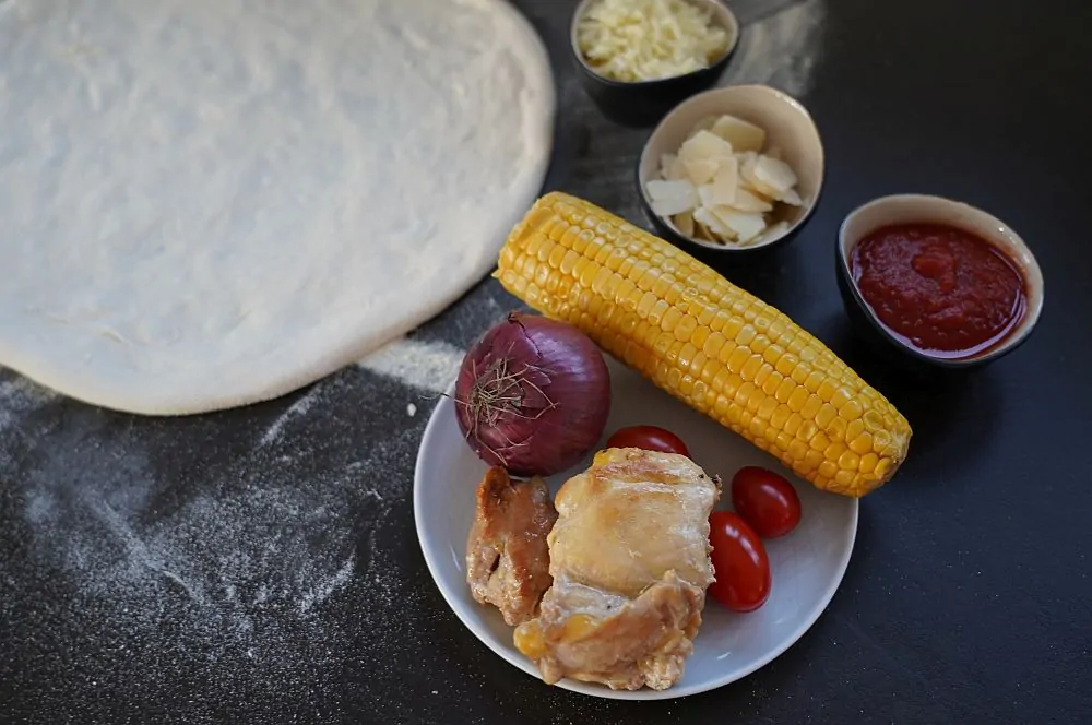 Maishähnchen-Pizza mit Pollo Fino und Mais 1 Alle Zutaten für die Maishähnchen-Pizza auf einen Blick
