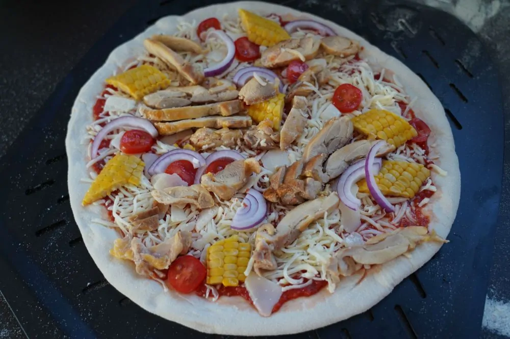 Maishähnchen-Pizza mit Pollo Fino und Mais 3 Die Maishähnchen-Pizza wird belegt