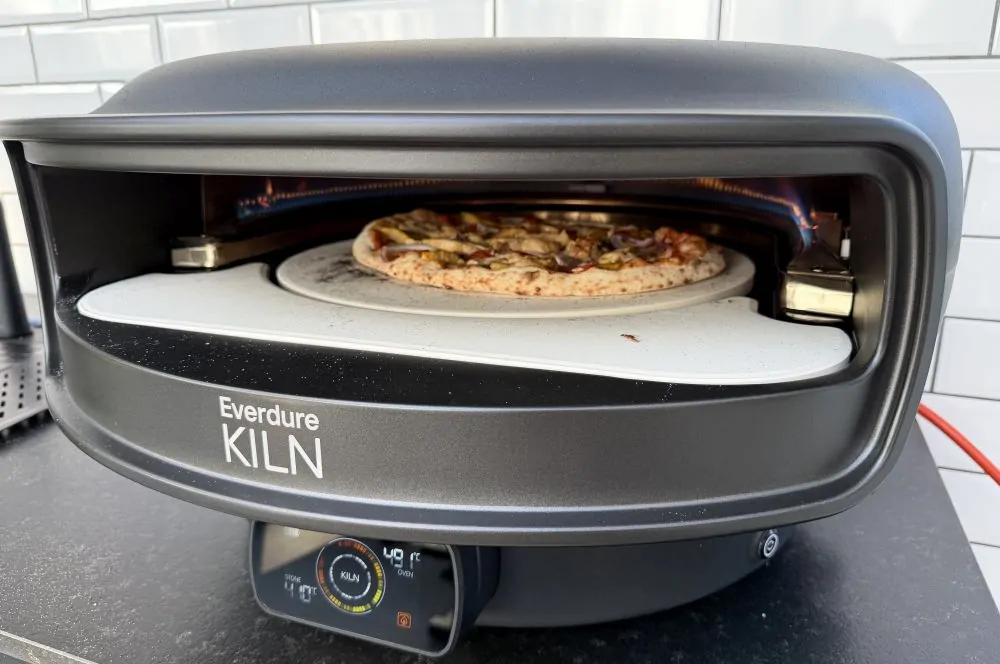 Maishähnchen-Pizza mit Pollo Fino und Mais 4 Die Pizza wird im Everdure KILN DR Pizzaofen gebacken