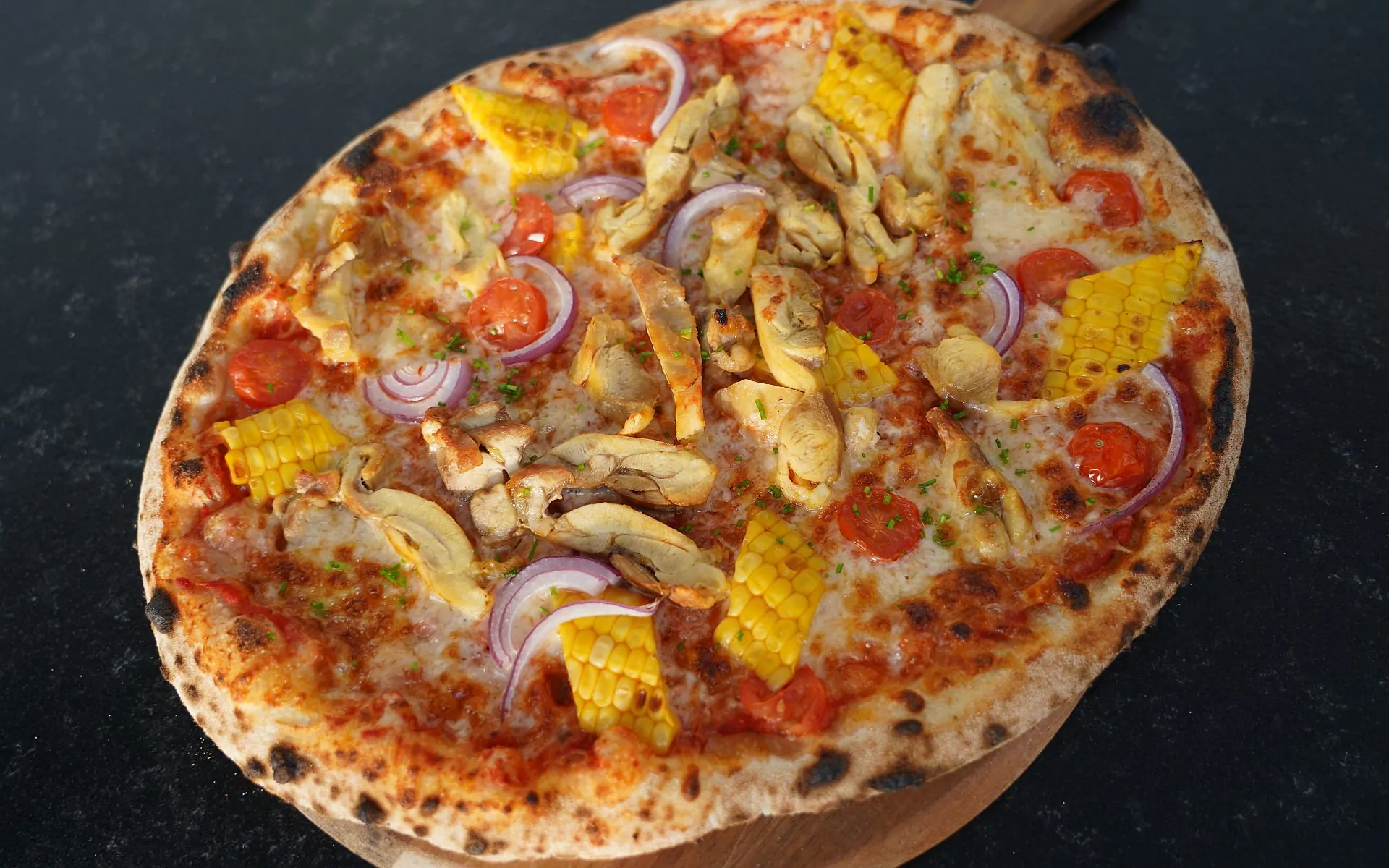 Maishähnchen-Pizza mit Pollo Fino und Mais 6 Pizza mit Maishähnchen
