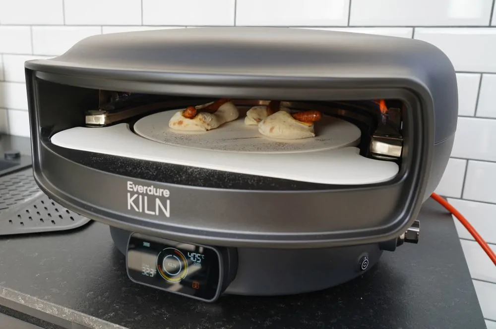 Die Pizza Dogs werden im Everdure KILN DR Pizzaofen gebacken