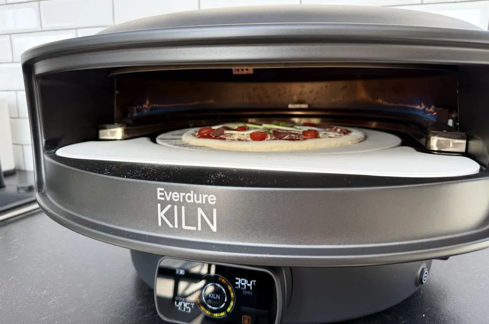 Die Pizza mit Fenchel wird im Everdure KILN DR Pizzaofen gebacken