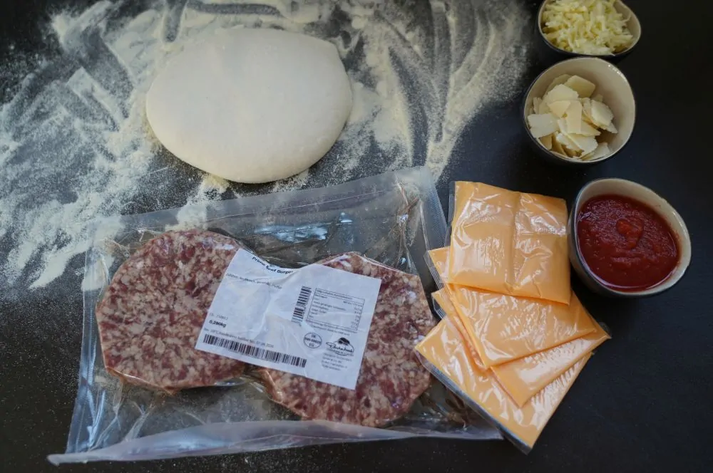 Alle Zutaten für die Smashburger-Pizza auf einen Blick