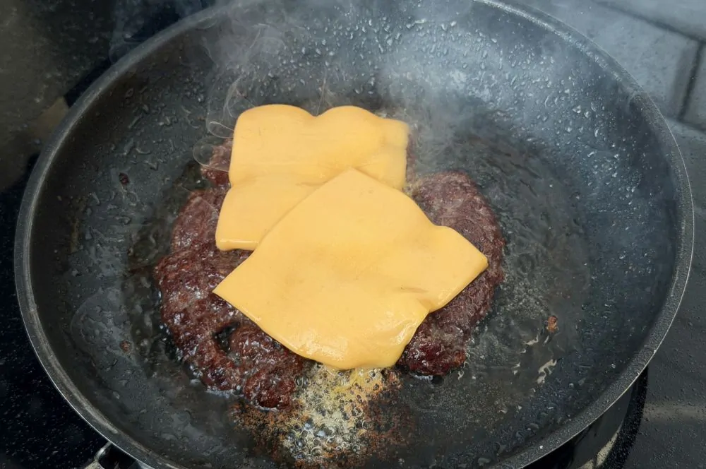Käse wird auf dem Patty geschmolzen